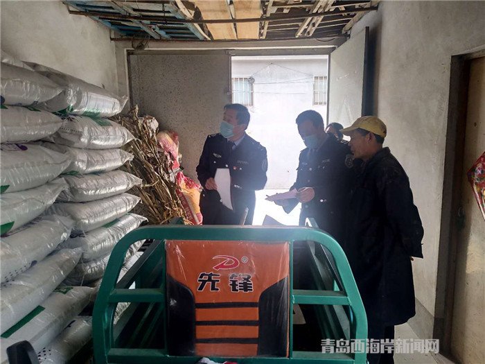 圖為西海岸新區(qū)農(nóng)業(yè)綜合行政執(zhí)法大隊執(zhí)法隊員在檢查肥料經(jīng)營情況。.jpg